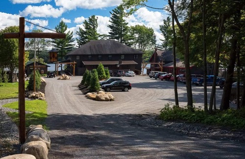 Old Forge Copropriété | Come stay at Great Pines for amazing views!