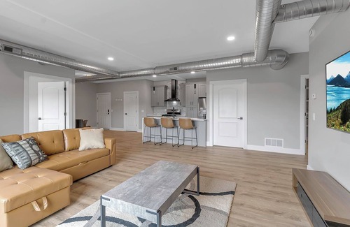 Lancaster Appartement | Come stay with us at our Ultra Modern Loft Apartments @ Cornerstone Plaza !!!