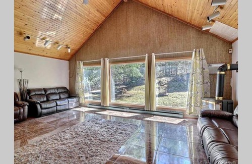 Saint-Sauveur Chalet De Ski | Comfort and convenience with a little price!