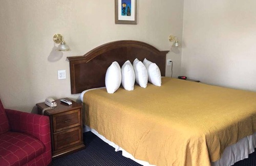 Harrisonville Station Balnéaire | Comfort and Convenience in Knights Inn Harrisonville! Free Parking, Pets Allowed