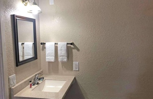 Harrisonville Station Balnéaire | Comfort and Convenience in Knights Inn Harrisonville! Free Parking, Pets Allowed
