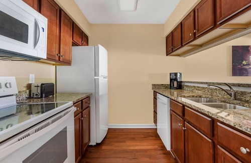 Berkeley Hôtel | Comfort and Convenience! Unit with Full Kitchen, Onsite Swimming Pools!