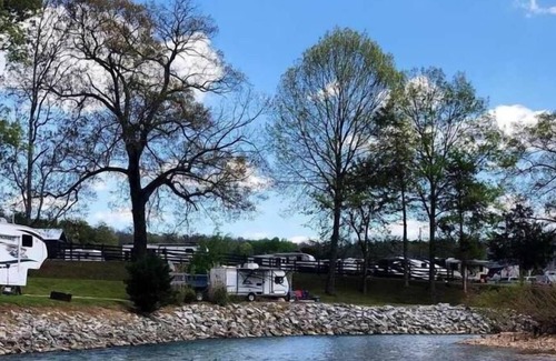 Bon Aqua Appartement | Comfort and Convenience! Close to Bowie Nature Park, FREE Parking!