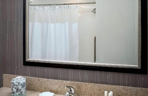 Newark Hôtel | Comfort and Convenience! Free Onsite Parking, Pets Allowed, Free Pool