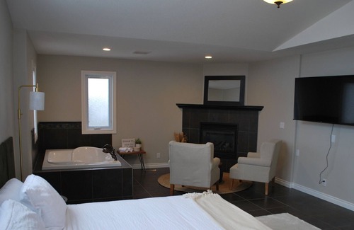 Sylvan Lake Maison | Comfort and style staying at an Executive House!