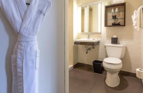 Near North Side Hôtel | Comfort & Convenience! 3 Relaxing Units, Pets Allowed! Minutes to 360 Chicago!