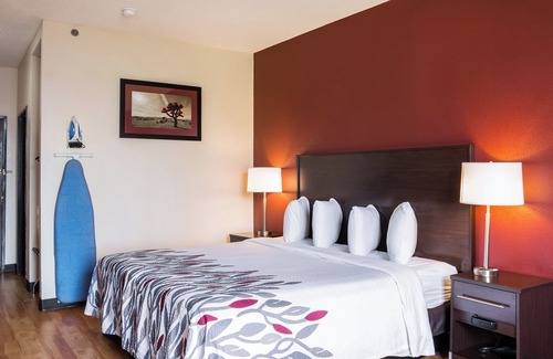 Dumas Maison | Comfort & Convenience! Pool, Pets Allowed, Near Window on the Plains Museum!