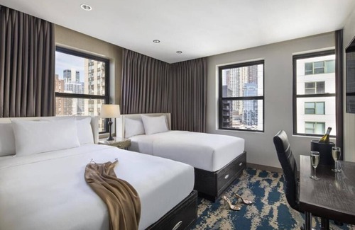 Near North Side Hôtel | Comfort & Convenience! Steps to River North Spots, Pets Allowed!