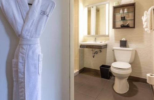 Near North Side Hôtel | Comfort & Convenience! Steps to River North Spots, Pets Allowed!