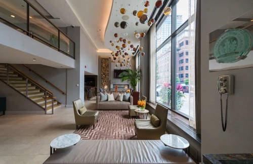 Near North Side Hôtel | Comfort & Convenience! Steps to River North Spots, Pets Allowed!