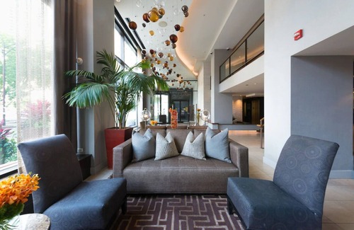 Near North Side Hôtel | Comfort & Convenience! Steps to River North Spots, Pets Allowed!