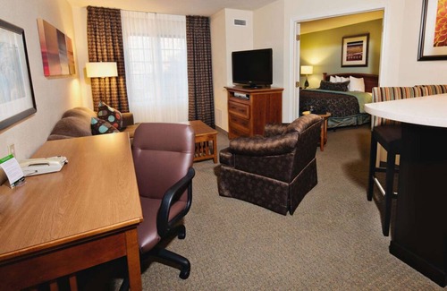 Las Colinas Station Balnéaire | Comfort & Convenience! w/ Fully-equipped Kitchen, Parking & Pool Onsite!