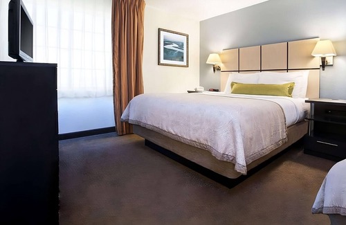 Las Colinas Hôtel | Comfort & Convenience! w/ Parking, Near Historic Main Street District!