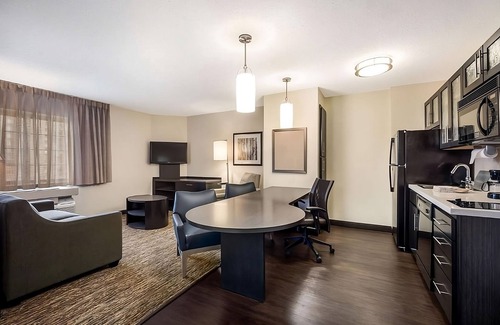 Las Colinas Hôtel | Comfort & Convenience! w/ Parking, Near Historic Main Street District!