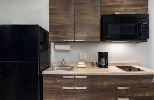 East Moline Hôtel | Comfort Meets Convenience in a Room w/ Modern Amenities