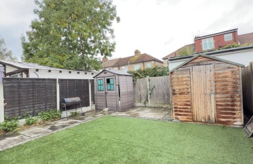 Heath Appartement | Comfort Meets Convenience: Spacious 3-Bed Apartment Steps from Shops & Transport