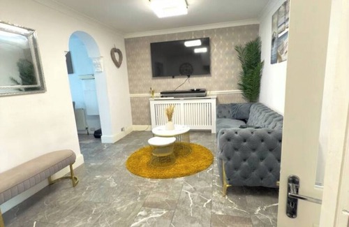Heath Appartement | Comfort Meets Convenience: Spacious 3-Bed Apartment Steps from Shops & Transport