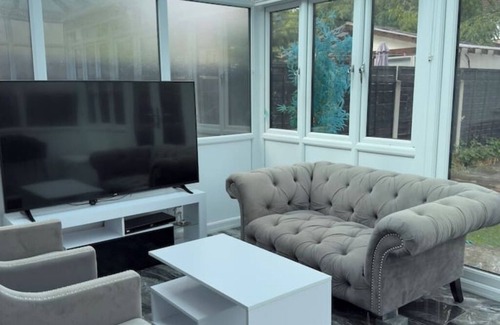 Heath Appartement | Comfort Meets Convenience: Spacious 3-Bed Apartment Steps from Shops & Transport