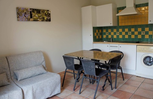 Loriol-du-Comtat Hôtel | Chambre confort avec salon cuisine au coeur du vaucluse.