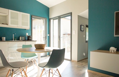 Villeneuve-les-Avignon Appartement | Confortable studio design, au calme en Provence, à deux pas d'Avignon.