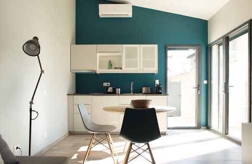 Villeneuve-les-Avignon Appartement | Confortable studio design, au calme en Provence, à deux pas d'Avignon.