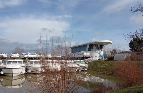 Pontailler-sur-Saone Location De Bateaux | Bateau confortable à quai pour 5 pers, Pontailler-sur-Saône, proche commerces