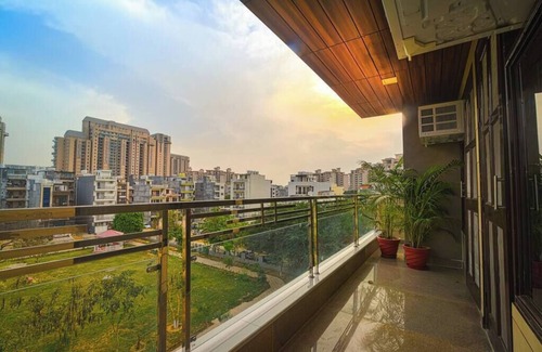 DLF City Appartement | Comfortable 1 Bhk Serviced Apartment w/ Hill view