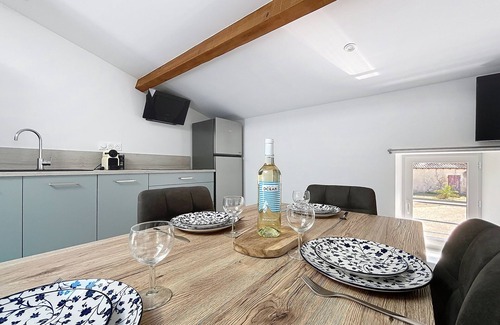Anglade Appartement | Comfortable 2-bedroom apartment near Blaye, ideal for workers/vacationers