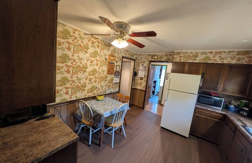 Hubbard Maison | Comfortable 2-bedroom house with AC in charming Hubbard. Full Kitchen, Laundry