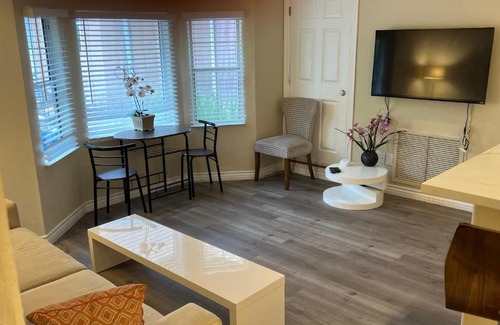 Lake Balboa Appartement | Comfortable 2bed/1bath unit near Universal Studio and Hollywood sleep 4