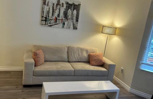 Lake Balboa Appartement | Comfortable 2bed/1bath unit near Universal Studio and Hollywood sleep 4