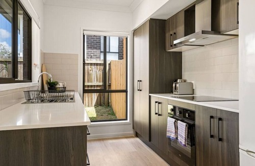 Browns Plains Maison | Comfortable 3BR home/ Convenient location