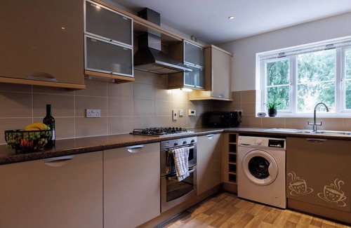 Aylesbury Maison | Comfortable 4-bedroom home / park view / pet friendly / close to the hospital