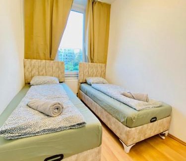 Liesing Appartement | Comfortable 5BR Apt Well Connected Location