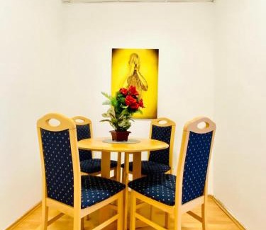 Liesing Appartement | Comfortable 5BR Apt Well Connected Location