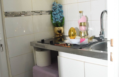 Bondy Lit Et Petit-Déjeuner | Comfortable accommodation for 4 people, air-conditioned, kitchen in a villa.