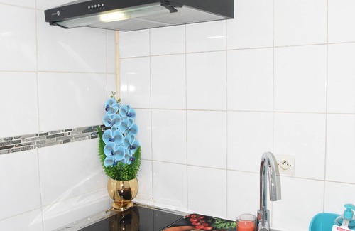 Bondy Lit Et Petit-Déjeuner | Comfortable accommodation for 4 people, air-conditioned, kitchen in a villa.