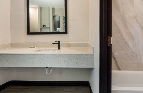 South Arlington Hôtel | Comfortable and Affordable Stay 13 Miles From AT&T Stadium, Prime Location