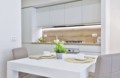 Vomero Appartement | Comfortable and bright apartment perfect for 2 people and equipped with all comforts, including a spacious 15 sqm balcony ideal for relaxing moments. The apartment is located in Via Cimarosa, in the lively Vomero district, an ideal area for all types of