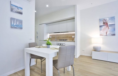 Vomero Appartement | Comfortable and bright apartment perfect for 2 people and equipped with all comforts, including a spacious 15 sqm balcony ideal for relaxing moments. The apartment is located in Via Cimarosa, in the lively Vomero district, an ideal area for all types of