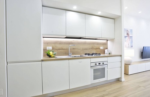 Vomero Appartement | Comfortable and bright apartment perfect for 2 people and equipped with all comforts, including a spacious 15 sqm balcony ideal for relaxing moments. The apartment is located in Via Cimarosa, in the lively Vomero district, an ideal area for all types of