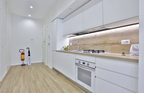 Vomero Appartement | Comfortable and bright apartment perfect for 2 people and equipped with all comforts, including a spacious 15 sqm balcony ideal for relaxing moments. The apartment is located in Via Cimarosa, in the lively Vomero district, an ideal area for all types of