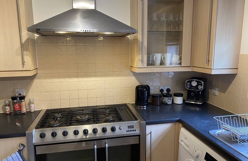 Norwich Maison | Comfortable and great location. Norwich townhouse. 5 mins to the airport.