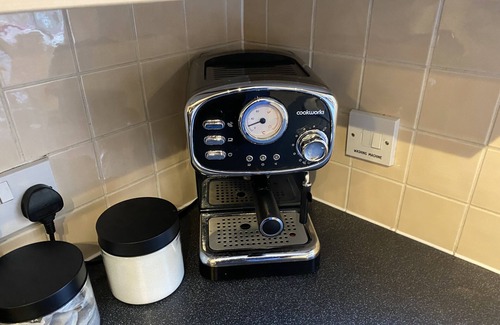 Norwich Maison | Comfortable and great location. Norwich townhouse. 5 mins to the airport.