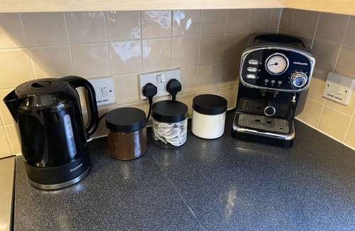Norwich Maison | Comfortable and great location. Norwich townhouse. 5 mins to the airport.
