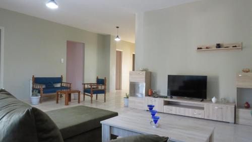 Aigio Appartement | Comfortable and Spacious Home Near Beaches