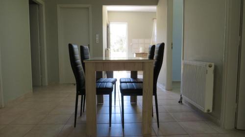 Aigio Appartement | Comfortable and Spacious Home Near Beaches