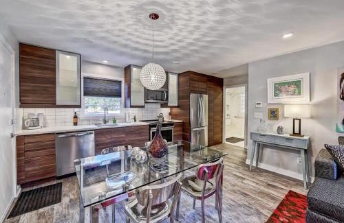 Cherry Maison | Comfortable and stylish condo near Myers Park