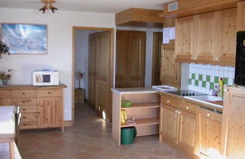 Le Grand-Bornand Appartement | Cómodo apartamento frente a las pistas.