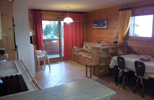 Le Grand-Bornand Appartement | Cómodo apartamento frente a las pistas.